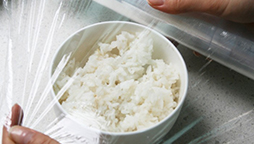 為什么有些保鮮膜包產品后感覺有霧氣？